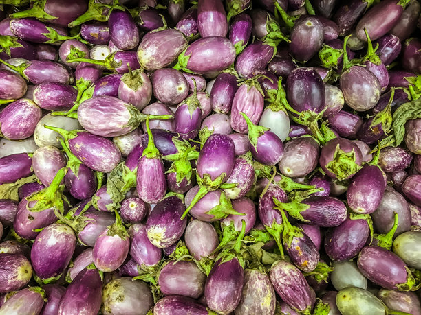 市场上待售茄子的完整画面图片下载