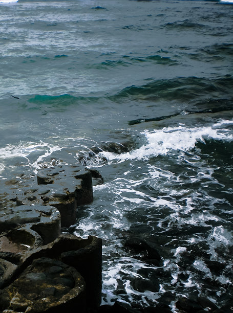 瀑布、海浪、沙滩和露珠的特写照片图片下载