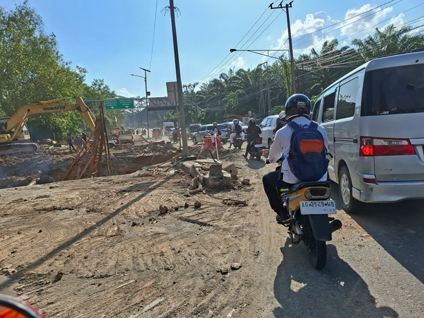 由于道路损坏维修，各种类型、品牌和型号的车辆在交通堵塞中受阻。印尼东加里曼丹邦唐，2024年9月10日图片下载