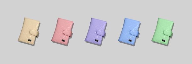 灰色背景上的多彩女性时尚钱包图案。一组多色钱包。图片下载