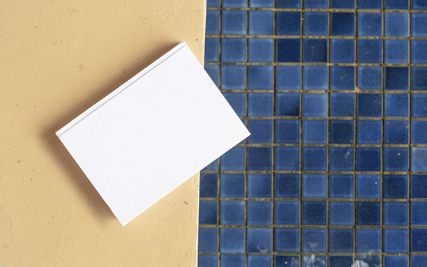 木地板上靠近泳池或池塘的书籍模型图片下载