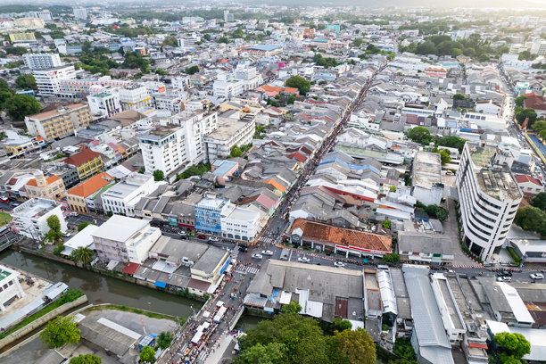 在阳光明媚的时候，住宅和车道附近的鸟瞰图。拥挤的房屋。泰国普吉岛的建筑俯瞰图图片下载