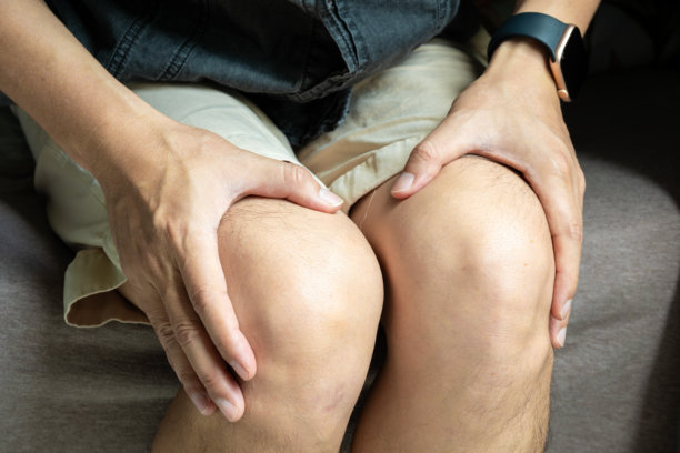 他把手放在膝盖上，痛点来自骨关节炎和骨骼疾病，医学概念和治疗方法。图片下载