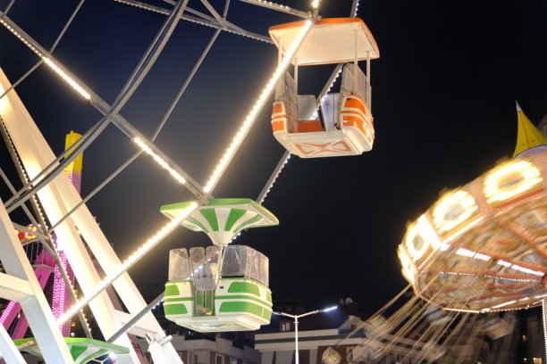 晚上游乐园里有趣的摩天轮镜头图片下载