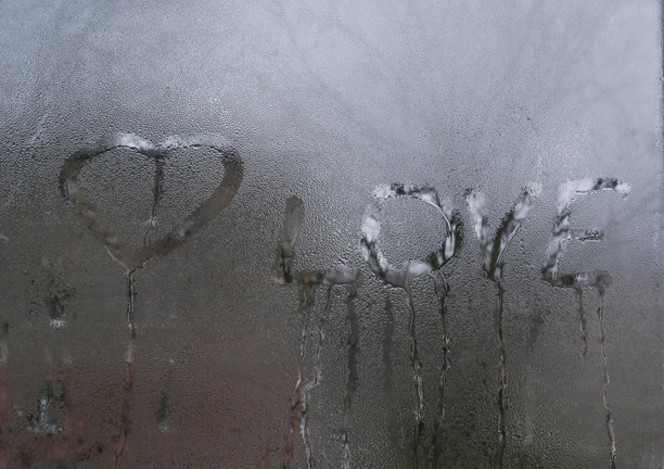 玻璃上写着“爱”两个字，画着一颗心图片下载