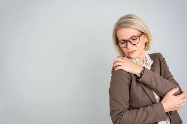 成熟的高加索女商人揉着她的肩膀图片下载