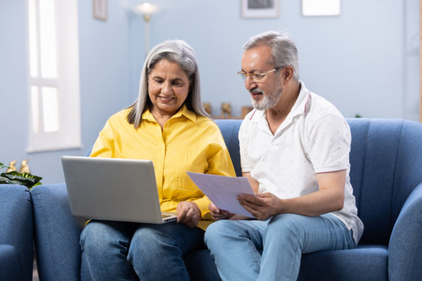 快乐的成熟夫妇使用笔记本电脑，同时计划他们的家庭预算库存照片图片下载