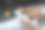 男子的手晚上在城市里使用智能手机。图片下载