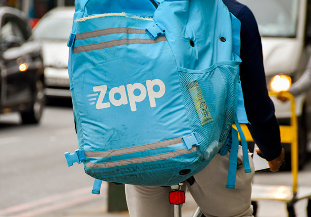 一个为扎普工作的快递员背上的隔热集装箱图片下载