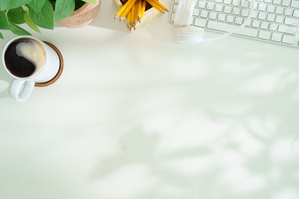 办公桌上有日记本、键盘、咖啡杯。带文本复制空间的俯视图。图片下载