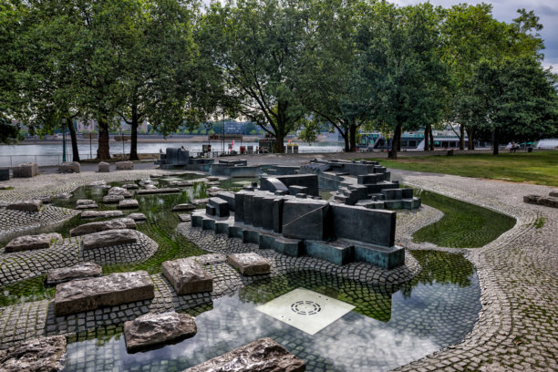 德国科隆莱茵河沿岸的雕塑和池塘图片下载