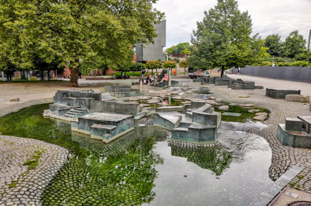 德国科隆莱茵河沿岸的雕塑和池塘图片下载