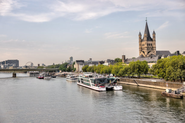 德国科隆莱茵河沿岸的城市景观和游船图片下载