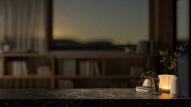 在夜晚黑暗的现代房间里，在黑色大理石桌面上展示产品的复制空间。图片下载