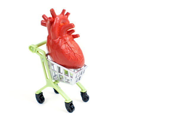 微型购物车与心脏模型在白色背景图片下载