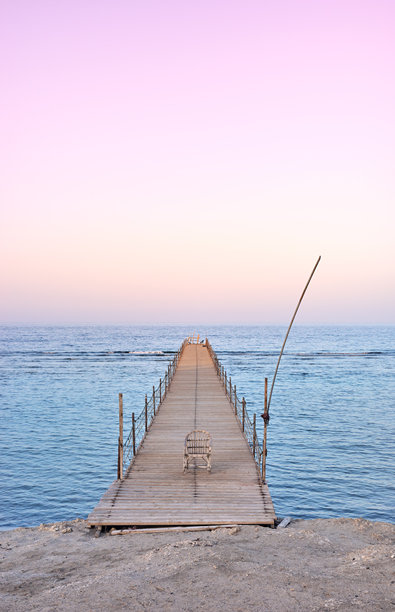 紫色日落时分木制码头上的空椅子照片图片下载