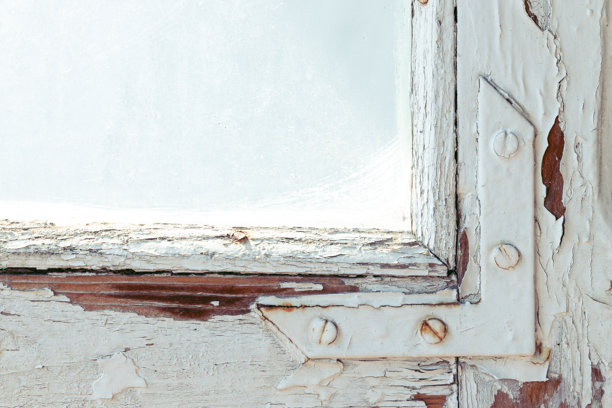 老旧的磨损窗框，木材和金属螺丝的元素，带有划痕的玻璃背景，丑陋的景象图片下载