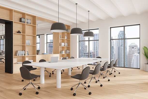 带会议桌椅的木制商务室内部全景窗图片下载