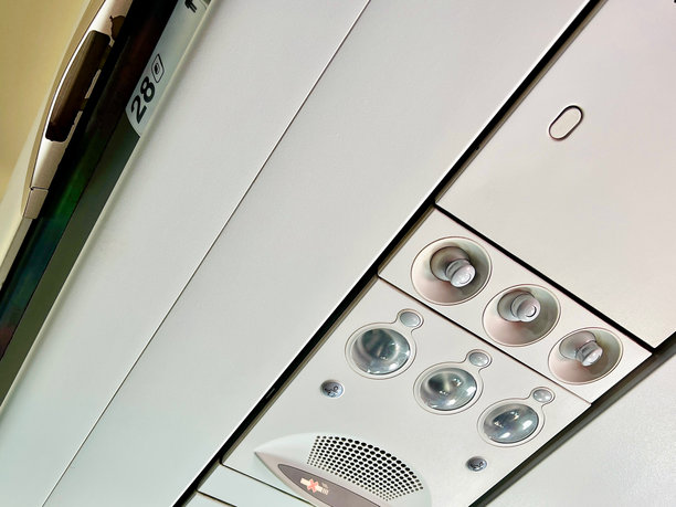 飞机机顶内部，光线反射。图片下载