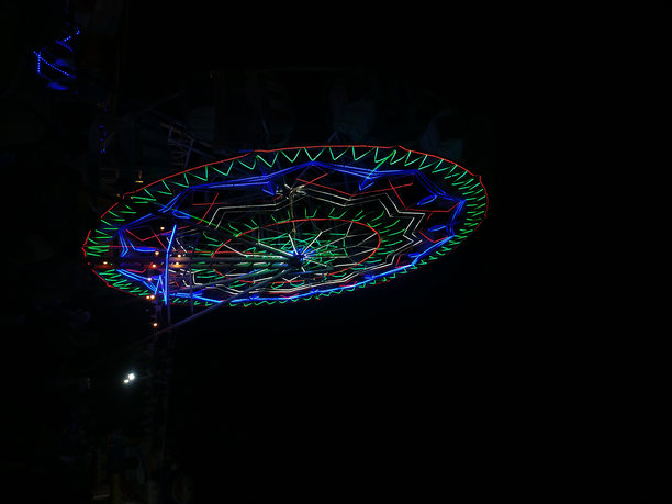 夜晚美丽的圆形灯光图片下载