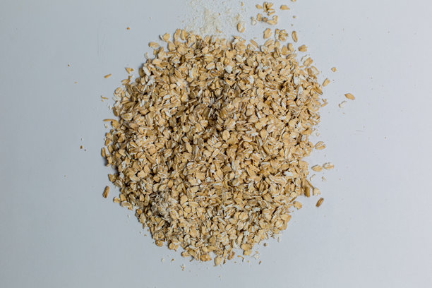 勺子躺在桌子上一堆美味的燕麦粥中，象征着健康。图片下载