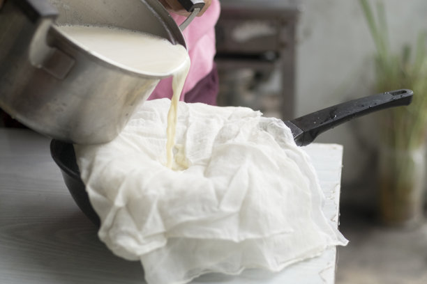 在家制作豆浆简单易行，坦白说，味道远胜于盒装产品。图片下载