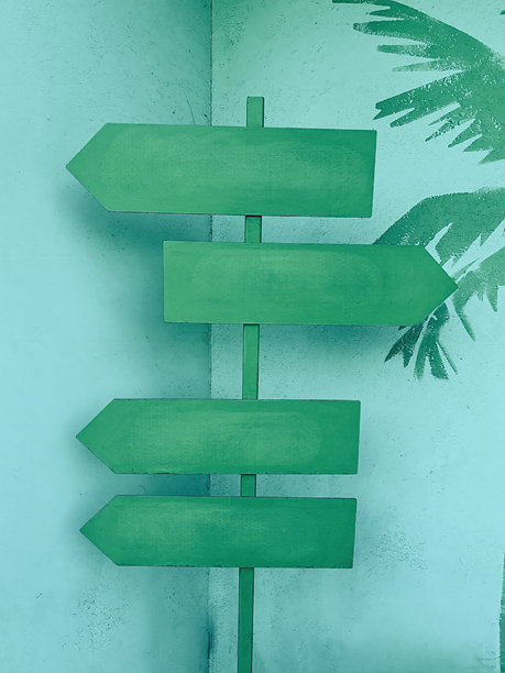 里程碑 - 彩色木制指示牌，带有四个箭头图片下载