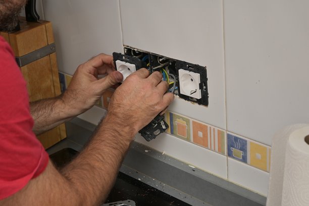 修理施库插头的过程图片下载