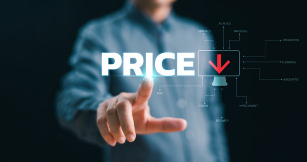 价格折扣促销概念。降低的价格标签以增加产品销量。商业财务下滑、资金减少、廉价营销背景。商人手中持有红色箭头价格图标。图片下载