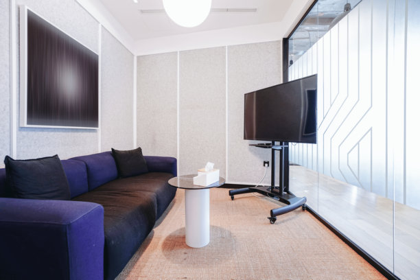 现代办公室休息室或会议室图片下载