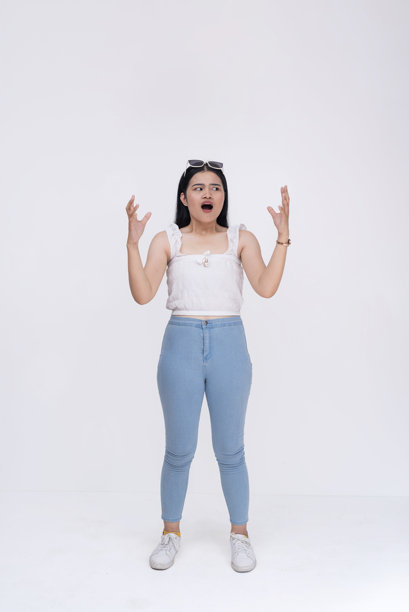 一位惊讶的年轻亚洲女性用手表达出某种大的东西，嘴巴微张。全身照片，背景为白色。图片下载