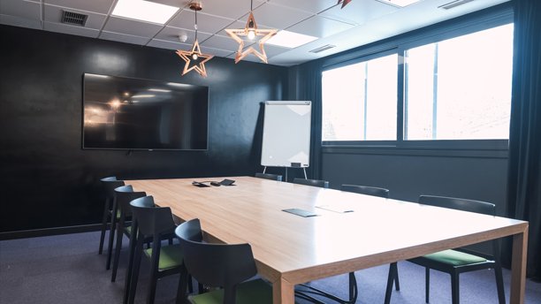 创意办公室中宽敞明亮的会议室内部图片下载