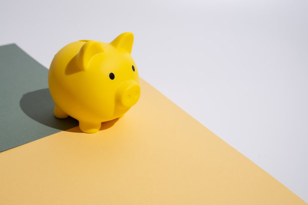 储蓄、会计、银行和商业账户的存钱罐概念。小猪储蓄罐用于存放钱币。存钱概念。图片下载