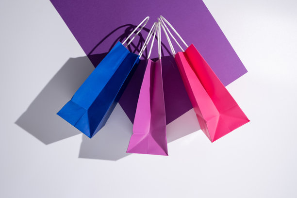 浅色背景上的牛皮纸袋。配送和购物概念。包装模板样机。图片下载