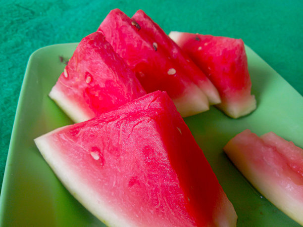 托盘上的西瓜片照片图片下载