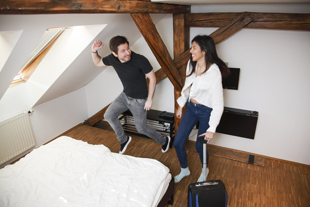 年轻情侣走进租来的房间图片下载