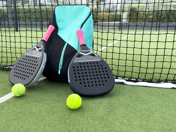 帕德尔网球拍、运动场和球。下载一张高质量的帕德尔照片，用于体育应用程序或社交媒体广告的设计。图片下载