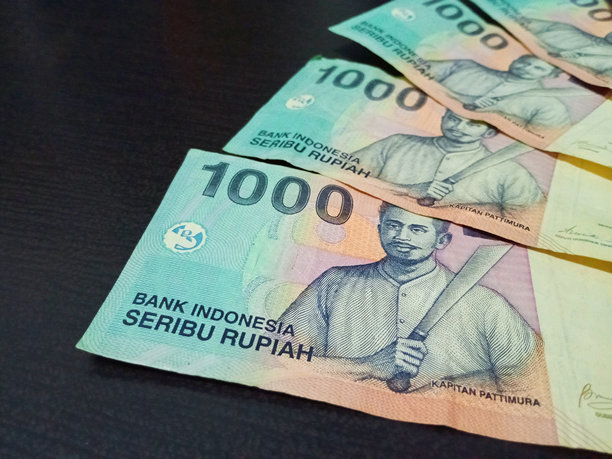 印尼钞票上印有英雄帕蒂穆拉船长的画像图片下载