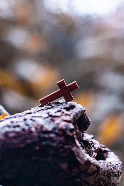 木制念珠与十字架 - 背景有散景效果图片下载