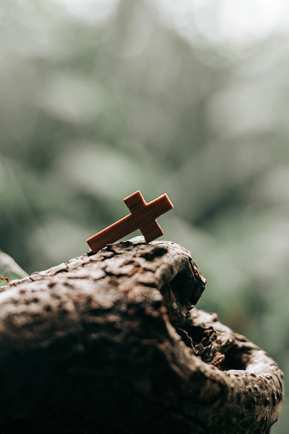 木制念珠与十字架 - 背景有散景效果图片下载