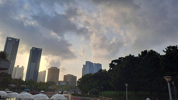 韩国仁川松岛地区的美丽日落图片下载