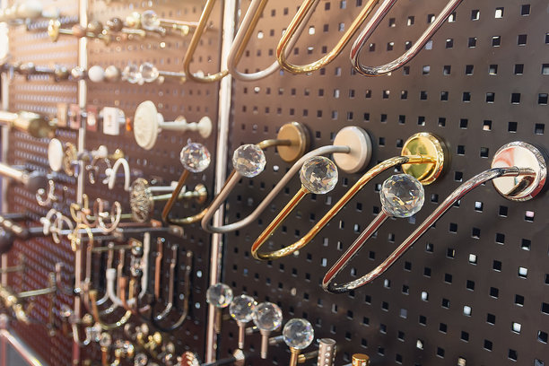 商店里美丽的现代窗帘挂钩和窗帘杆图片下载