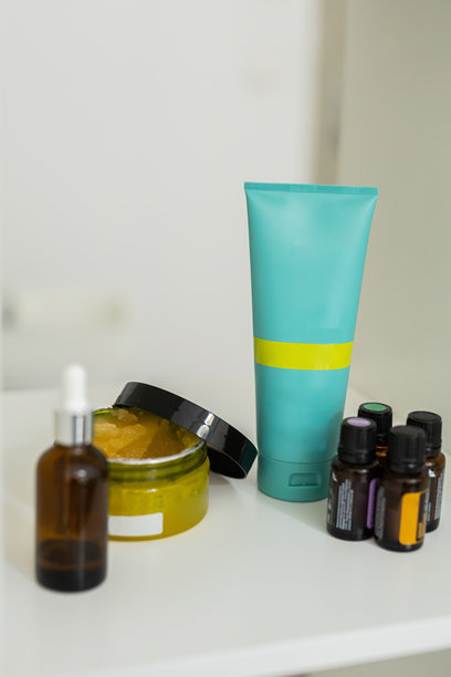 美容护理化妆品特写，陈列在美容院的货架上。水疗和去角质化妆品。图片下载