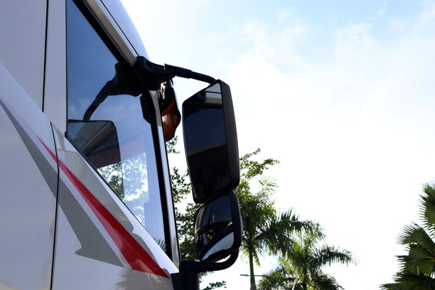 大型卡车的后视镜照片图片下载