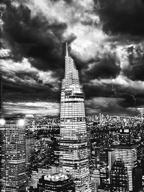单色城市风景：一号范德比尔特大厦在雷暴中 • 纽约市中城，纽约州，美国图片下载
