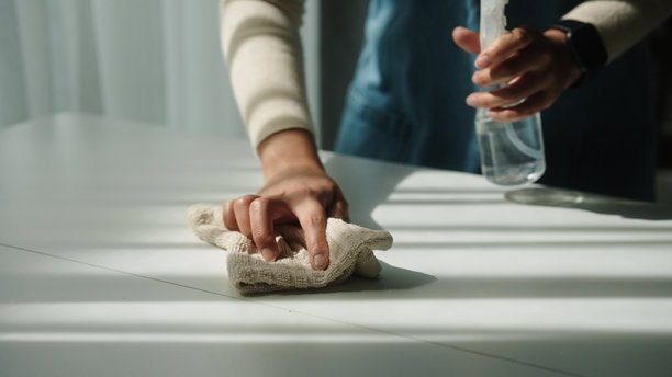 清理桌子。图片下载