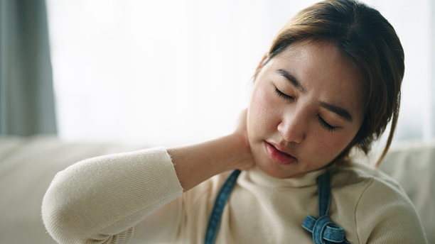 管家感到颈部和肩部疼痛。图片下载