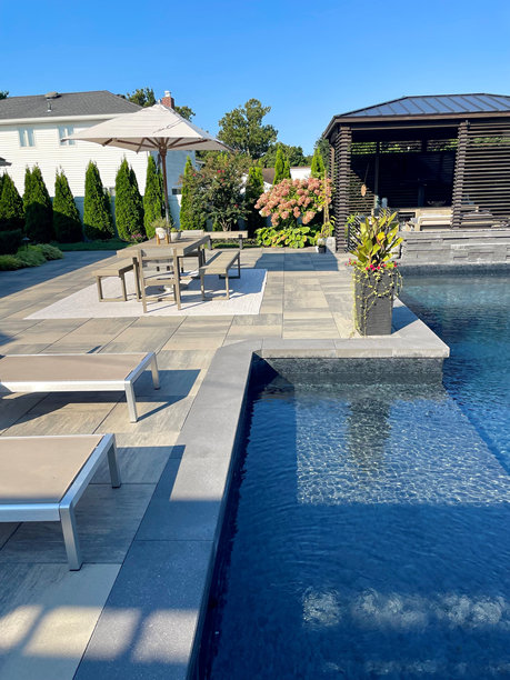 华丽的现代后院，完美的设计和美学。家中的户外娱乐空间拥有您所渴望的一切。图片下载