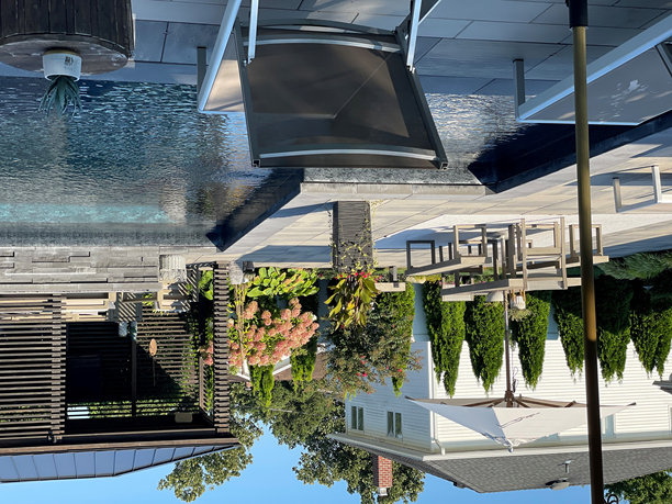 华丽的现代后院，完美的设计和美学。家中的户外娱乐空间拥有您所渴望的一切。图片下载