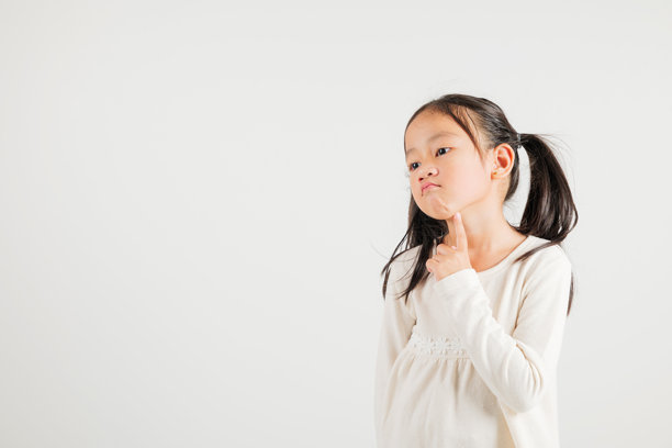 深思的亚洲女孩肖像，手托下巴，思考问题。工作室拍摄，背景为白色，留有充足的空白空间。图片下载